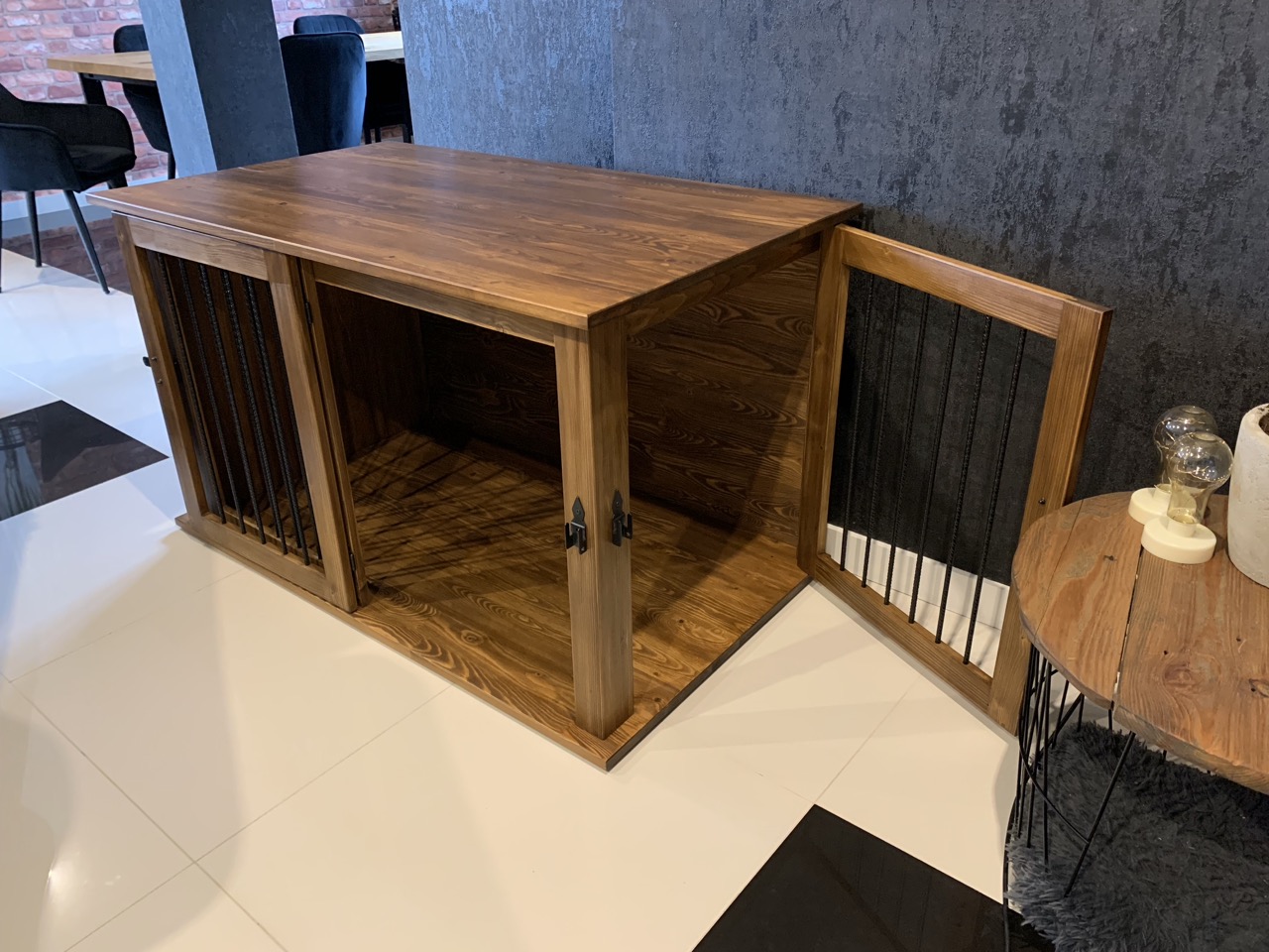 Drewniana klatka kennelowa w kolorze palisander